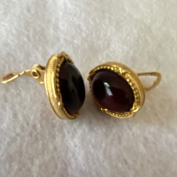 Ruby Red Glass Cabochon Vintage Earrings Oval Framed Gold Plated Vintage… - Picture 9 of 9
